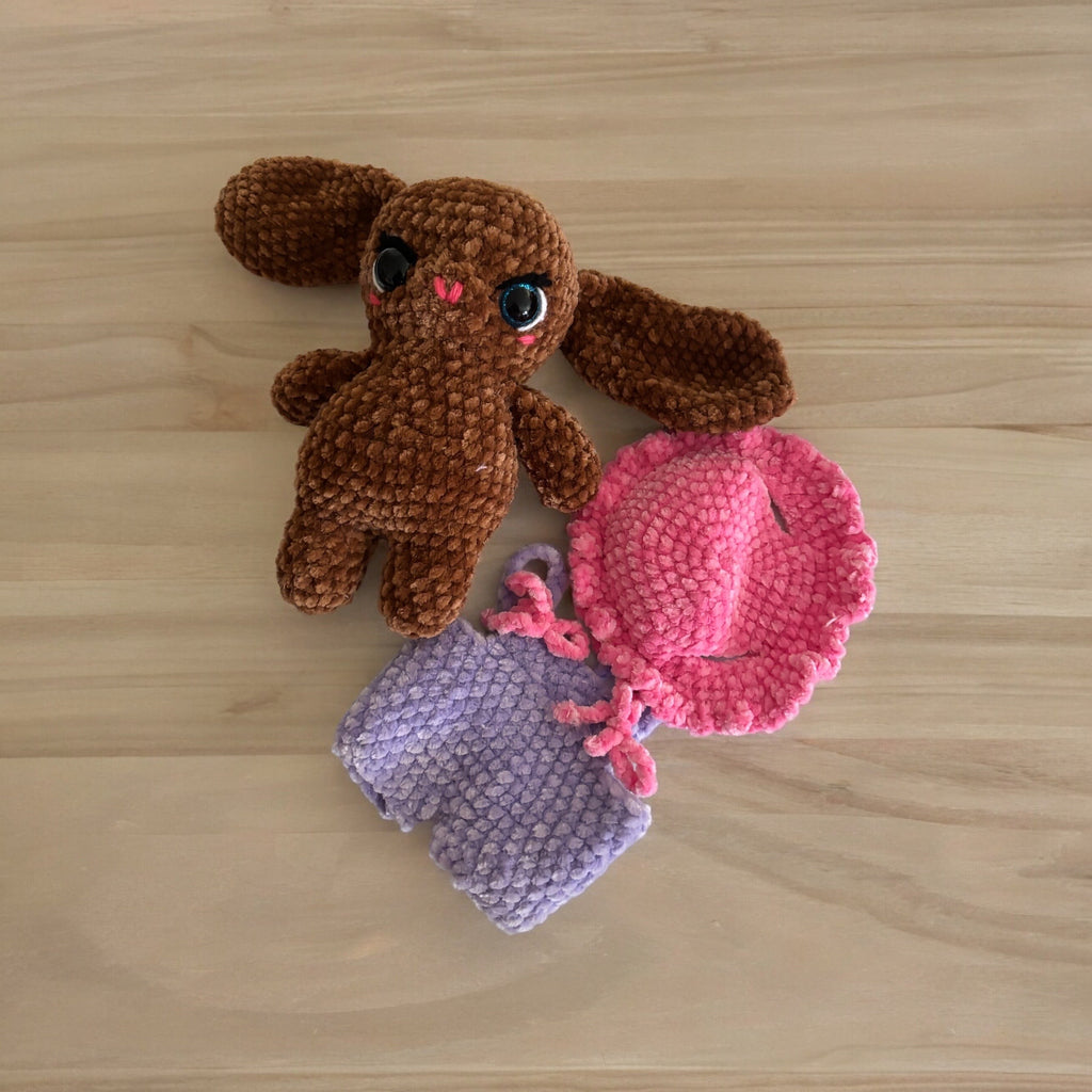 Amigurimi crochet bunny in romper